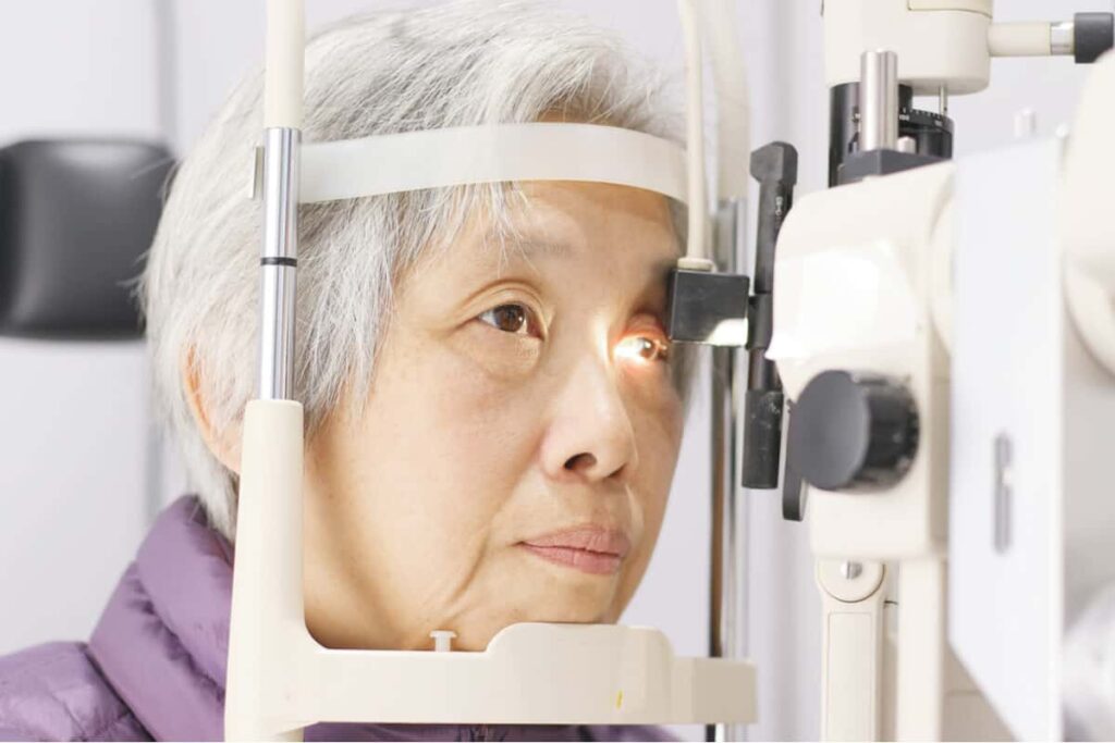 benefits of ginkgo biloba woman getting eye examination