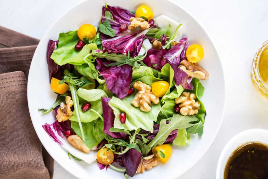green salad with walnuts and greens